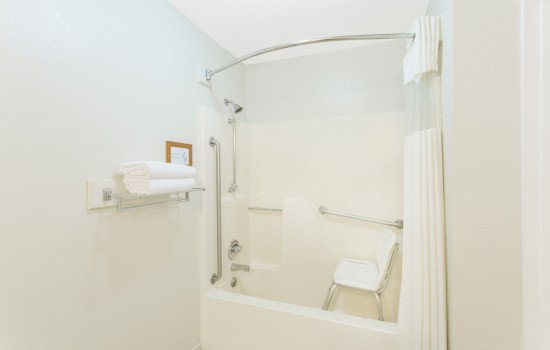 Upper Lake Inn and Suites - ADA Tub