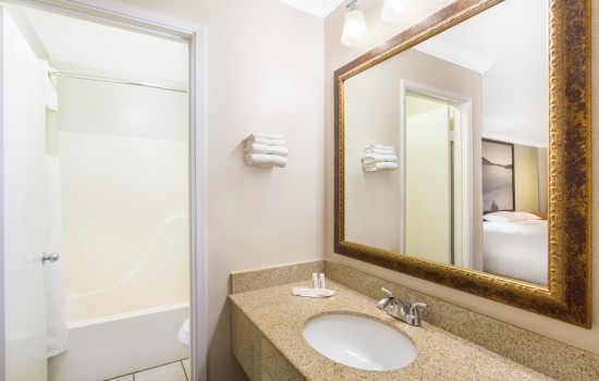 Upper Lake Inn and Suites - Bathroom