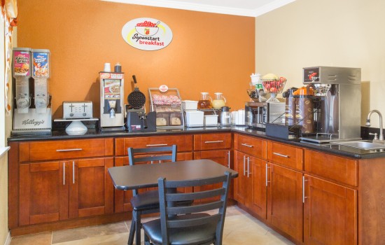 Upper Lake Inn and Suites - Breakfast Area