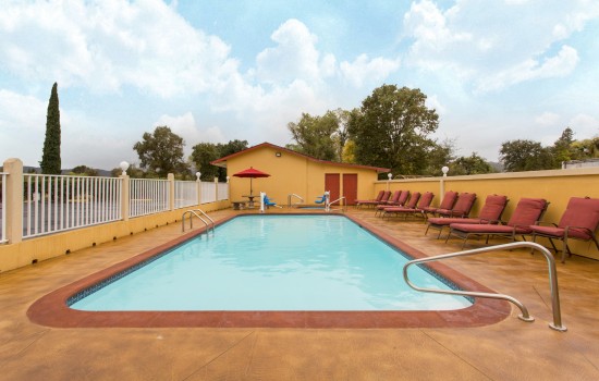 Upper Lake Inn and Suites - Outdoor Pool